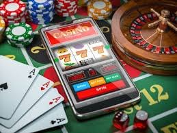 Pengguna dewasa membaca panduan digital